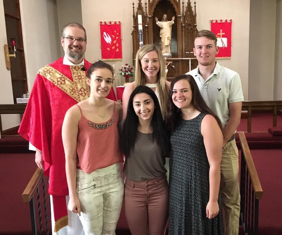 Confirmands with Pastor Mumme at the altar